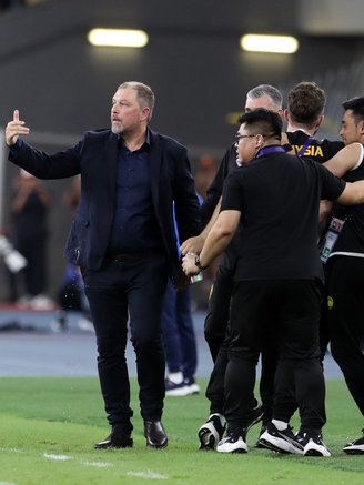 HLV Malaysia chỉ bí quyết giúp học trò ‘ngó lơ’ án phạt của FIFA, cựu HLV Nepal từ chức