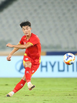 Văn Trường bị chấn thương nặng, nguy cơ lỡ SEA Games 33 lẫn U.23 châu Á: Thành Trung lên thay?