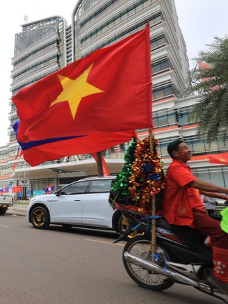 Khán giả Việt Nam nhuộm đỏ sân vận động quốc gia Lào, chờ màn trình diễn đỉnh cao