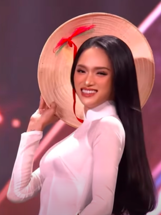 Hương Giang đem áo dài trắng lên sân khấu Miss Universe, nhận 'mưa' lời khen