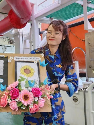 Cô giáo cùng những cánh thư ‘vượt sóng’ gửi chiến sĩ hải quân nơi đảo xa