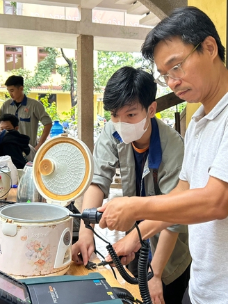 Sửa miễn phí tủ lạnh, nồi cơm điện, quạt... cho người dân sau những ngày ngập lụt