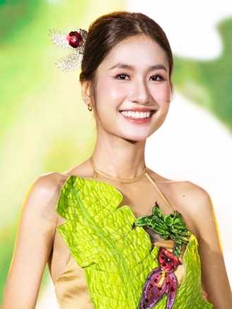 Hoa hậu Nguyễn Thanh Hà được khen bởi nhan sắc ngọt ngào, rạng rỡ