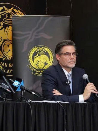 Luật sư FAM thuê bị công kích, huyền thoại Malaysia mong CĐV ngừng thức trắng đêm chờ FIFA