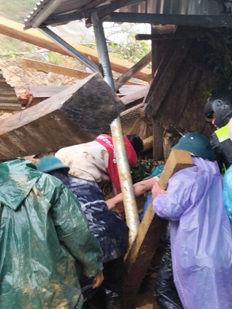 Thót tim cảnh giải cứu người dân bị vùi lấp do sạt lở