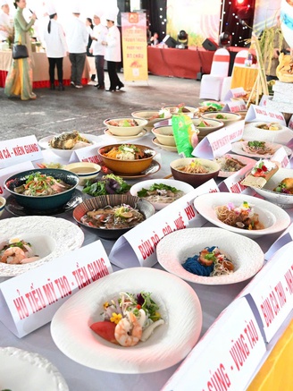 Pizza hủ tiếu, bún gạo xào ngũ sắc… cùng 100 món từ sợi gạo lập kỷ lục