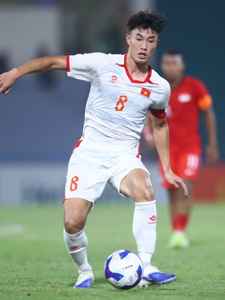 Văn Trường nguy cơ lỡ SEA Games: Tuyến giữa U.23 yếu, ông Kim khỏa lấp bằng Việt kiều?