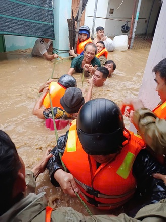 Thanh niên không quản hiểm nguy, trắng đêm vào vùng lũ cứu dân