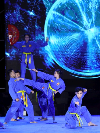 Du khách nước ngoài trầm trồ với màn biểu diễn võ thuật mãn nhãn tại TP.HCM