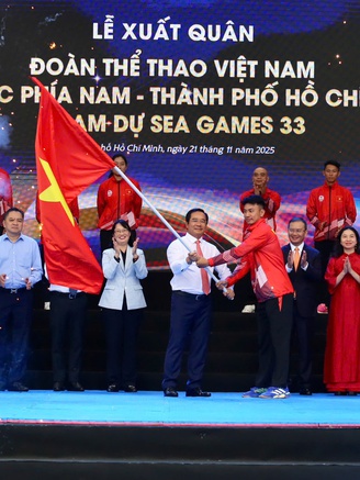Chủ tịch UBND TP.HCM Nguyễn Văn Được trao cờ xuất quân cho VĐV dự SEA Games 33
