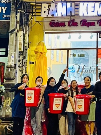 Chưa khắc phục xong thiệt hại sau lũ vẫn dốc sức đi cứu trợ