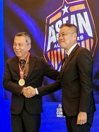 Chủ tịch AFF cảm ơn Chủ tịch VFF Trần Quốc Tuấn tại sự kiện quan trọng của bóng đá khu vực