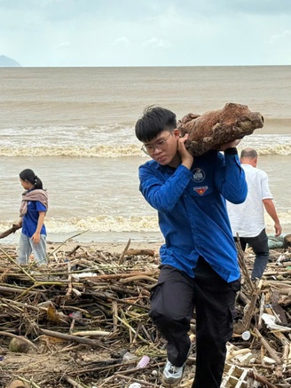 Sau lũ hàng tấn rác ngổn ngang, thanh niên dốc sức dọn dẹp