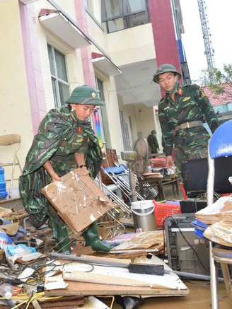 Ngổn ngang bùn đất sau lũ, người dân xúc động khi bộ đội 315 lao vào giúp dân