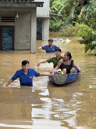 Thanh niên hỗ trợ người dân sau lũ lịch sử