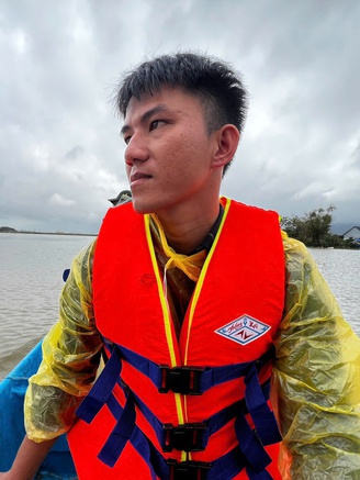 Chàng trai nhiều ngày dầm mình trong dòng nước làm hoa tiêu giữa rốn lũ