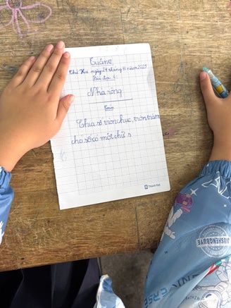 Học sinh vùng lũ mượn từng đôi giấy chép bài, khẩn cấp xin sách vở mới