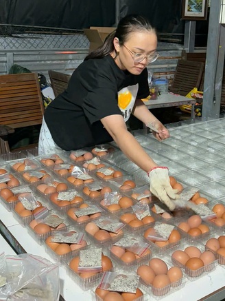 Cô gái dậy từ 2 giờ sáng luộc 30.000 quả trứng, viral khắp mạng