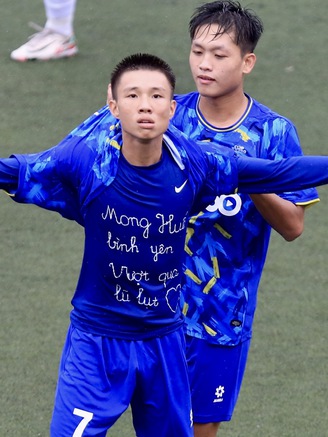 2 đội phía nam hiên ngang vào bán kết, cục diện bóng đá sinh viên lại hay