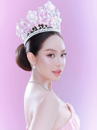 Thanh Thủy nói gì trước khi trao lại vương miện Hoa hậu Quốc tế?