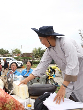 Sư cô rong ruổi khắp Tây nguyên gom rau: Bất ngờ đoàn xe cứu trợ, người dân 'hùa' vào giúp