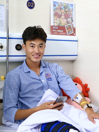 Ngôi sao U.23 Việt Nam Văn Trường phẫu thuật thành công, hẹn ngày trở lại sân cỏ 