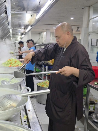 Hơn 500 km yêu thương: Bếp dã chiến nấu hàng ngàn suất cơm gửi vùng lũ