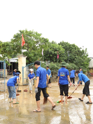 Hàng trăm sinh viên tích cực giúp bà con dọn dẹp sau mưa lũ