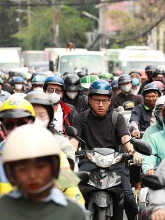Đi làm về giờ tan tầm kẹt xe muốn 'nghẹt thở'