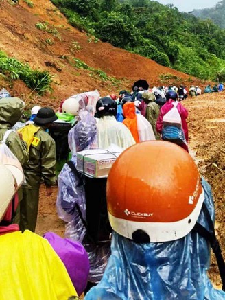 Cõng hàng băng rừng để cứu người dân vùng bị cô lập