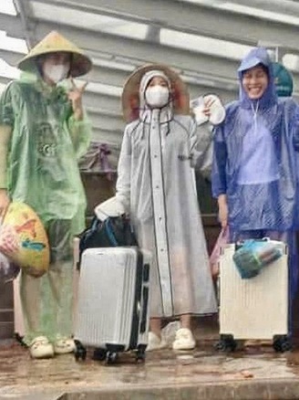 Chuyến du lịch 'có một không hai': Nước ngập ngang bụng, đi xe công nông ra sân bay