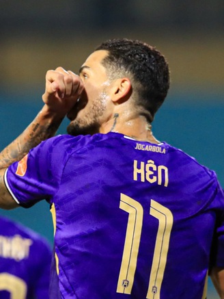 HLV Harry Kewell và Đỗ Hoàng Hên khen nhau tấm tắc sau chiến thắng tưng bừng của Hà Nội