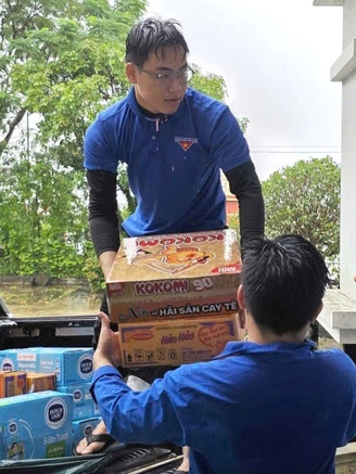 Thanh niên tình nguyện sát cánh cùng người dân vùng lũ miền Trung