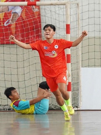 Trường ĐH Nông Lâm TP.HCM thắng kịch tính trong ngày khai màn giải futsal sinh viên