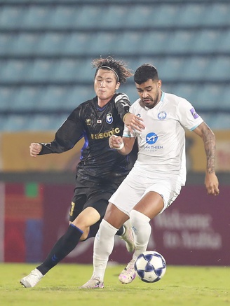 Nam Định lại thua Gamba Osaka, có tình huống gây tranh cãi: Chủ nhà mất oan phạt đền?