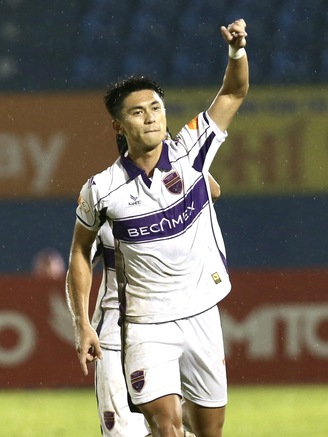 Lý do bất ngờ Nguyễn Trần Việt Cường xách vali lên đội tuyển: Đá cặp cùng Son, tại sao không?