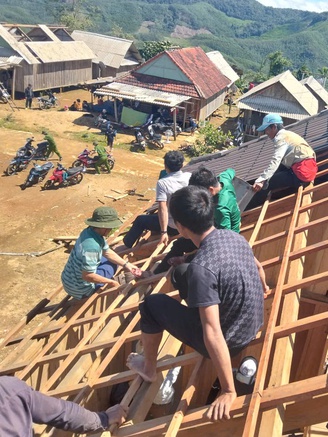 Lợp lại nhà dân sau bão Kalmaegi