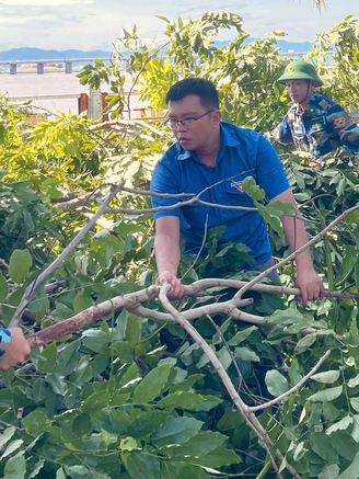 Thanh niên dậy sớm, giúp dân dọn dẹp sau bão Kalmaegi