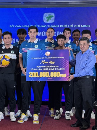 Vô địch và thăng hạng, đội bóng chuyền nam TP.HCM được khen thưởng