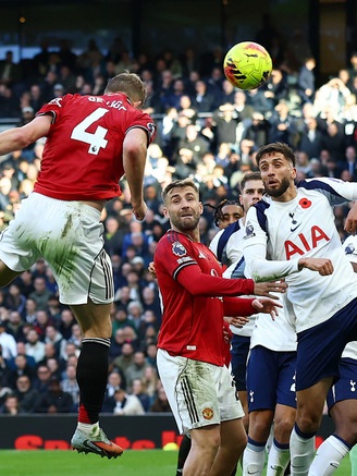 Quyết định cực sai lầm khiến HLV Amorim trả giá, M.U ‘số đỏ’ mới thoát thua Tottenham phút 90+6