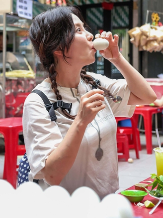 Song Ji Hyo thích thú ăn trứng vịt lộn, thử loạt món ngon ở Việt Nam