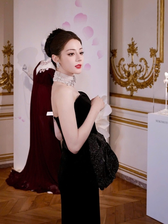 Địch Lệ Nhiệt Ba đẹp mấy cũng bất lực trước sự thất bại của phim mới