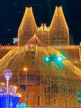 Nhà thờ Đức Bà hóa 'lâu đài ánh sáng', nhiều người nô nức đón Giáng sinh sớm