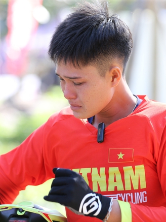 Cua rơ Việt Nam rơi lệ vì không thể 'bay' tốt ở đường đua trong sở thú, HLV lên tiếng