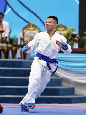 Võ sĩ 'tí hon' Đào Hồng Sơn bị VĐV Thái Lan lừng lững đấm sưng mắt: Ký ức thật khó quên