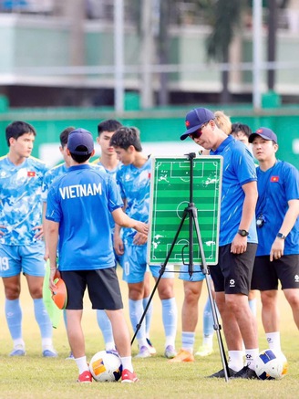 HLV Kim: 'Lòng tự trọng U.23 Việt Nam bị tổn thương, chiến thắng là bắt buộc'