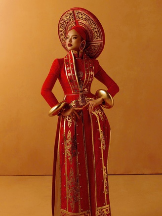 Nhà thiết kế đưa cảm hứng Nam Phương hoàng hậu vào trang phục thi Miss Charm 2025