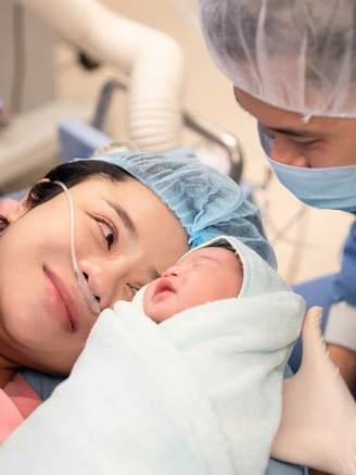 Ca sĩ Thái Trinh 'lên chức' ở tuổi 32