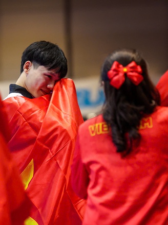 Võ sĩ trẻ bật khóc ngon lành sau khi giành vàng taekwondo: Một ngày đầy cung bậc cảm xúc!