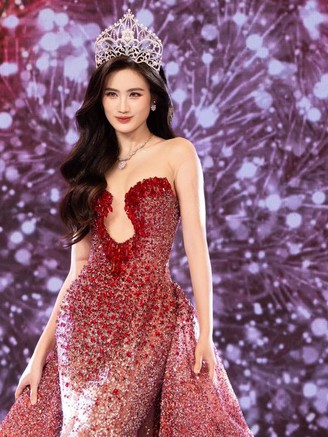 Hoa hậu Ý Nhi vẫn đi bán hàng sau khi trở về từ Hoa hậu Thế giới